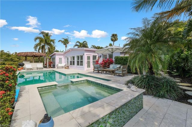 1712 Harbor LN, Naples, FL 34104