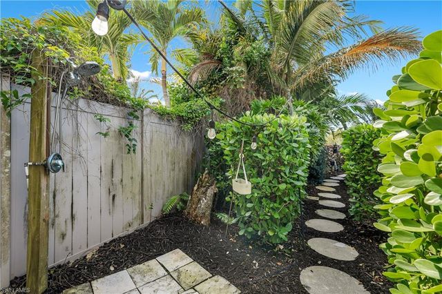 1712 Harbor LN, Naples, FL 34104