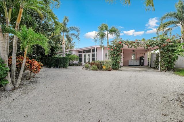 1712 Harbor LN, Naples, FL 34104