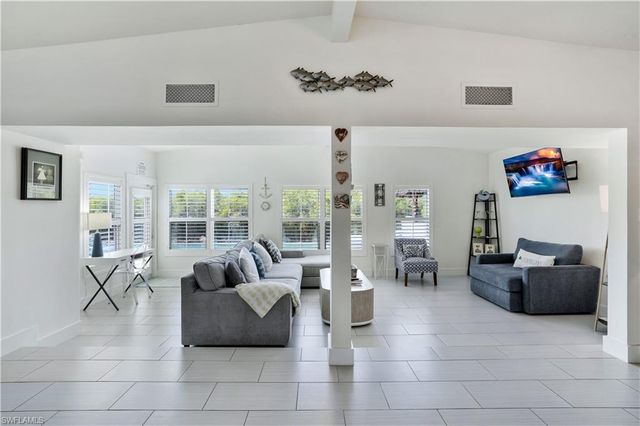 1712 Harbor LN, Naples, FL 34104