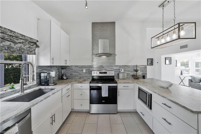 1712 Harbor LN, Naples, FL 34104