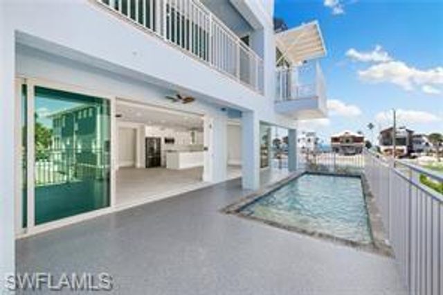 121 Hibiscus DR, Fort Myers Beach, FL 33931