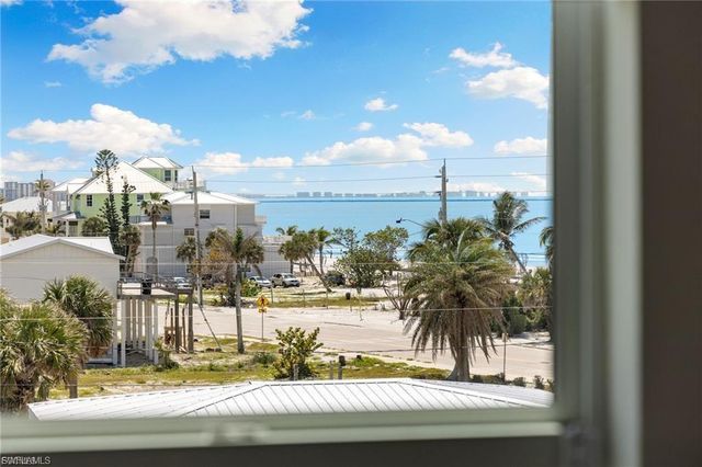 121 Hibiscus DR, Fort Myers Beach, FL 33931