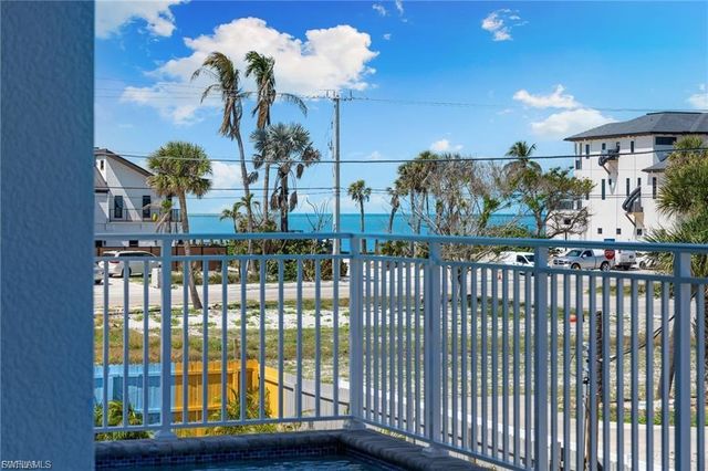 121 Hibiscus DR, Fort Myers Beach, FL 33931