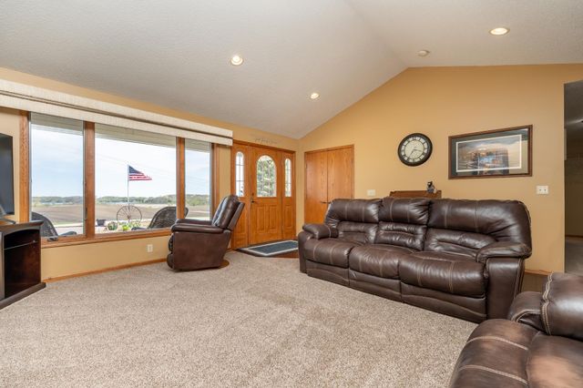 7195 County Road 10 E, Chaska, MN 55318