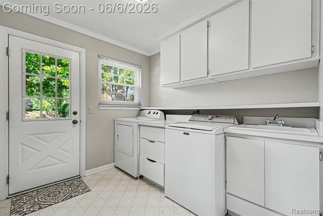 2190 Babcock Drive, Troy, MI 48084