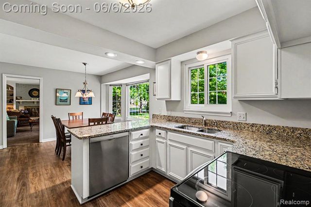 2190 Babcock Drive, Troy, MI 48084