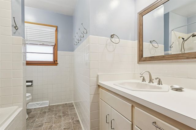 2725 Lynner Drive, Des Moines, IA 50310