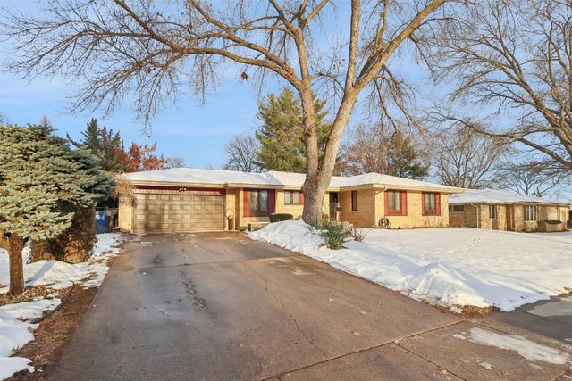2725 Lynner Drive, Des Moines, IA 50310