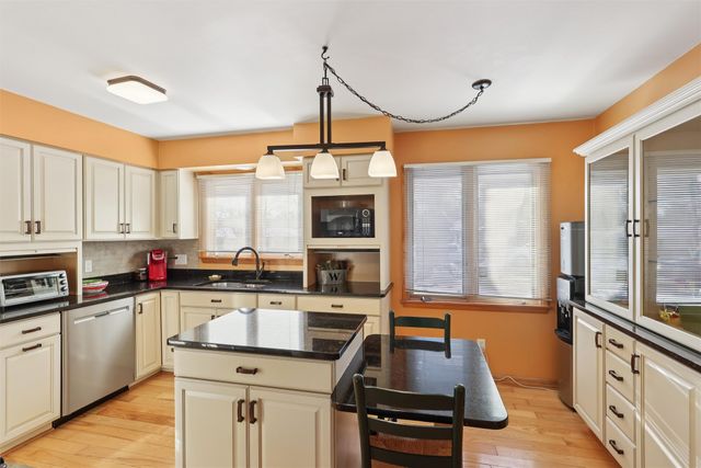 2725 Lynner Drive, Des Moines, IA 50310