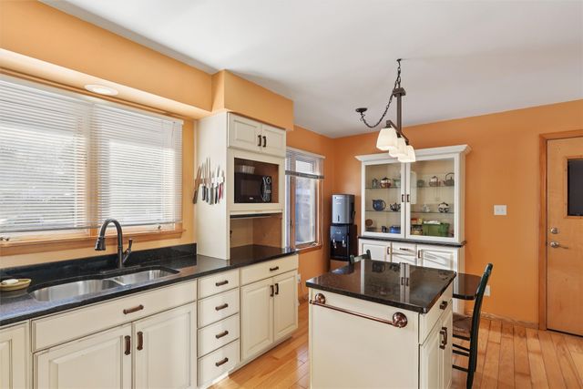 2725 Lynner Drive, Des Moines, IA 50310