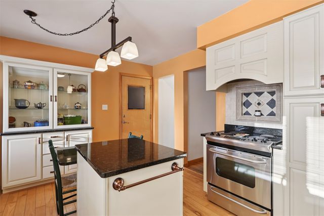 2725 Lynner Drive, Des Moines, IA 50310