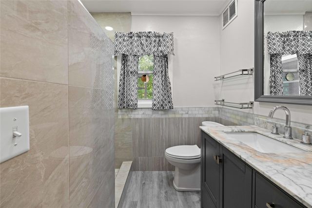 1827 Pleasant Street, West Des Moines, IA 50265