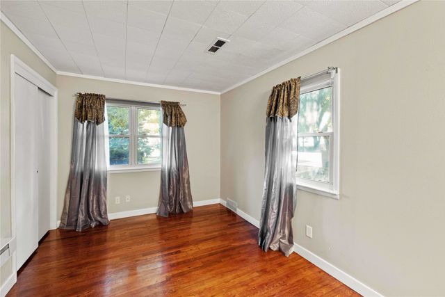 1827 Pleasant Street, West Des Moines, IA 50265