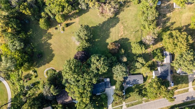 1827 Pleasant Street, West Des Moines, IA 50265