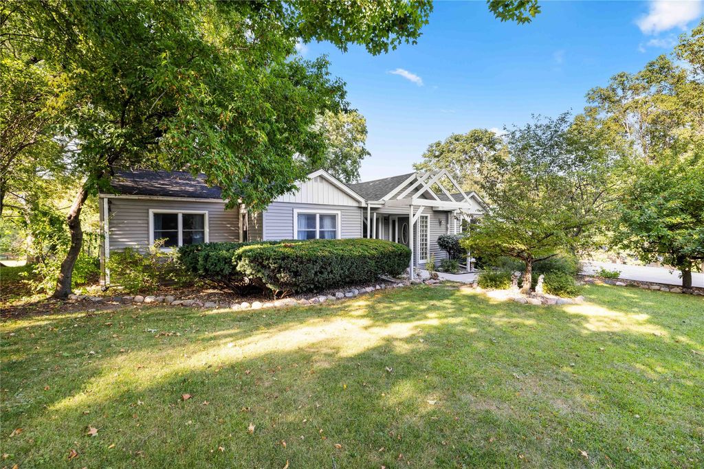 1827 Pleasant Street, West Des Moines, IA 50265