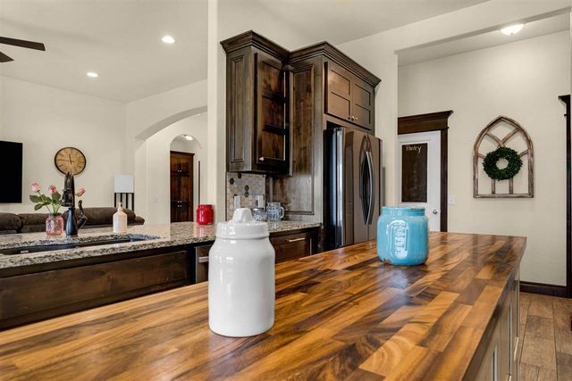 5453 NE Elk Point Rd, Elgin, OK 73538
