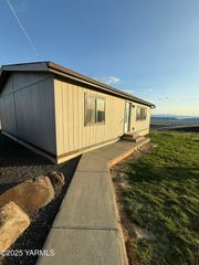 64 Corey Ln, Yakima, WA 98901