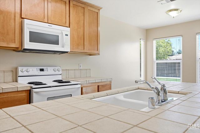 9913 Pavilion Drive, Bakersfield, CA 93312