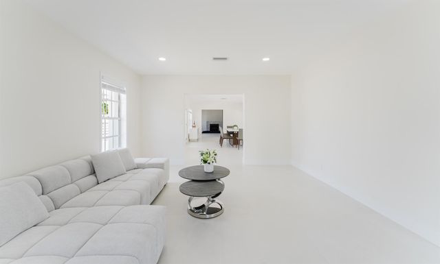 3199 NE 6 Drive, Boca Raton, FL 33432