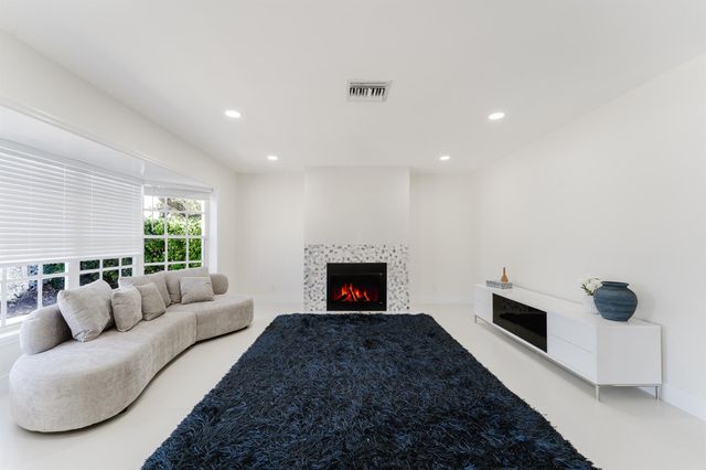 3199 NE 6 Drive, Boca Raton, FL 33432