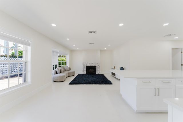 3199 NE 6 Drive, Boca Raton, FL 33432