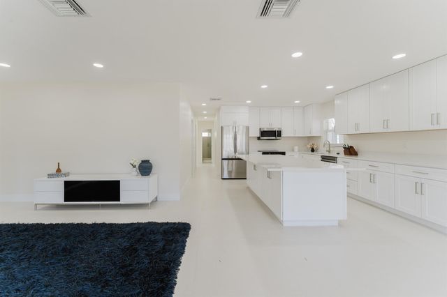 3199 NE 6 Drive, Boca Raton, FL 33432