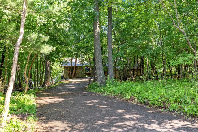 8000 Hill Trail N, Lake Elmo, MN 55042