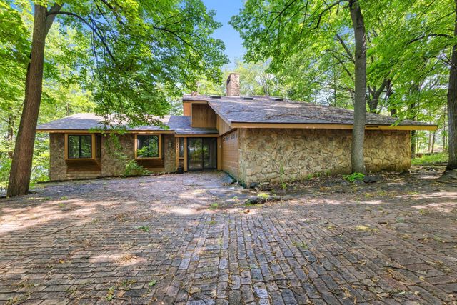 8000 Hill Trail N, Lake Elmo, MN 55042