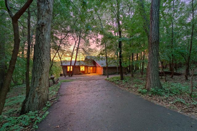 8000 Hill Trail N, Lake Elmo, MN 55042