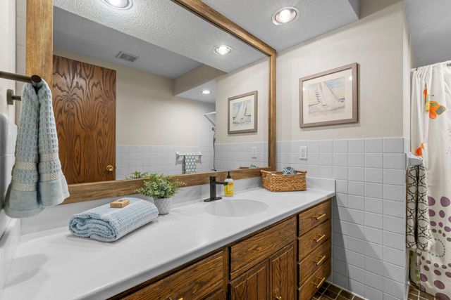 8000 Hill Trail N, Lake Elmo, MN 55042