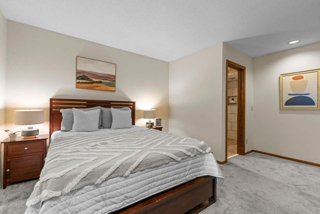 8000 Hill Trail N, Lake Elmo, MN 55042