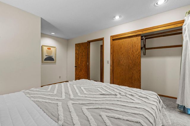 8000 Hill Trail N, Lake Elmo, MN 55042