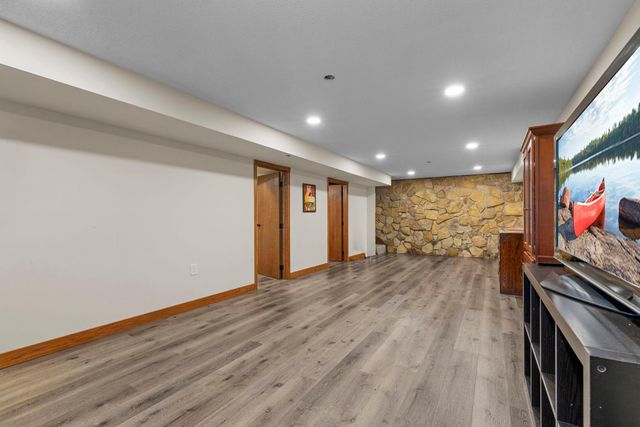 8000 Hill Trail N, Lake Elmo, MN 55042