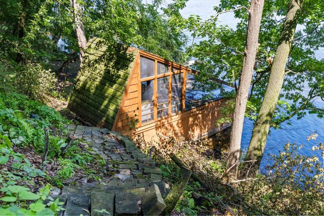 8000 Hill Trail N, Lake Elmo, MN 55042