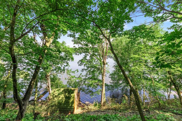 8000 Hill Trail N, Lake Elmo, MN 55042
