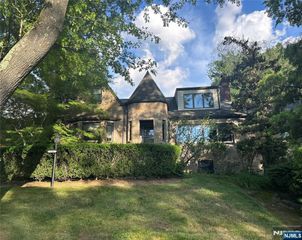 656 N Forest Drive, Teaneck, NJ 07666