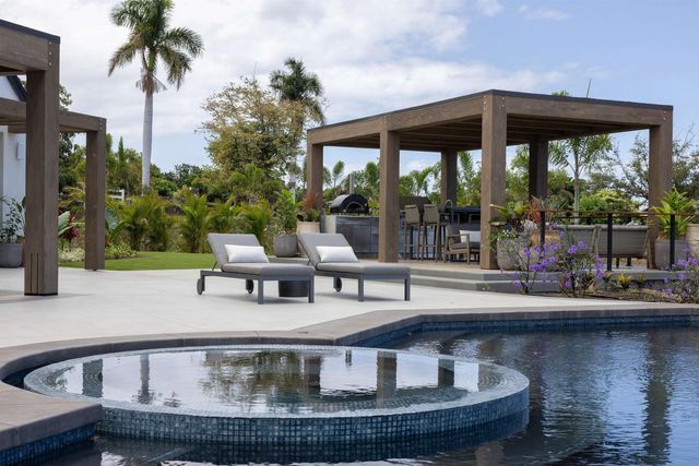 325 Hokiokio Pl, Lahaina, HI 96761