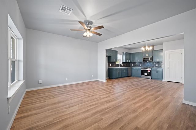 524 E Grumann Street, Midwest City, OK 73110