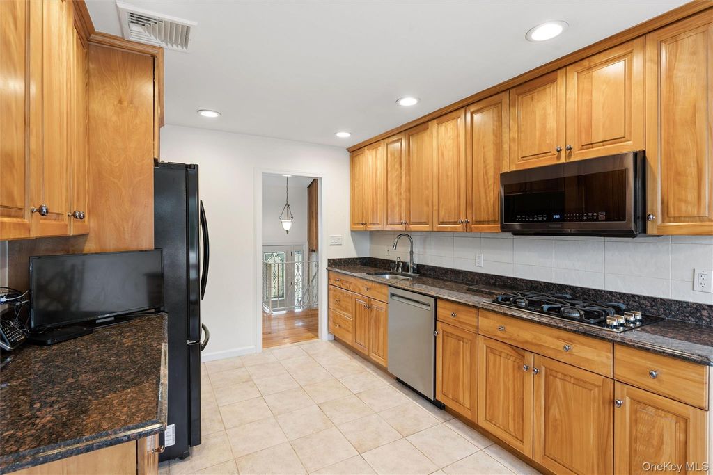 2919 Bond Drive, Merrick, NY 11566 — photo 5