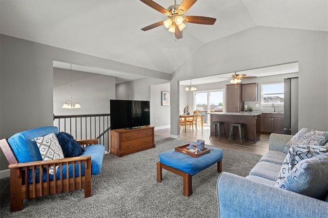 12705 Applewood Drive, Grandview, MO 64030