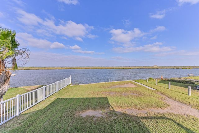 4622 Bayou Lane, Hitchcock, TX 77563