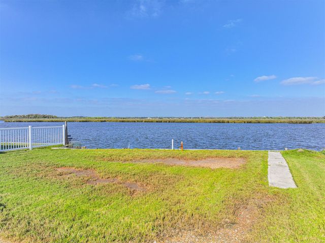 4622 Bayou Lane, Hitchcock, TX 77563