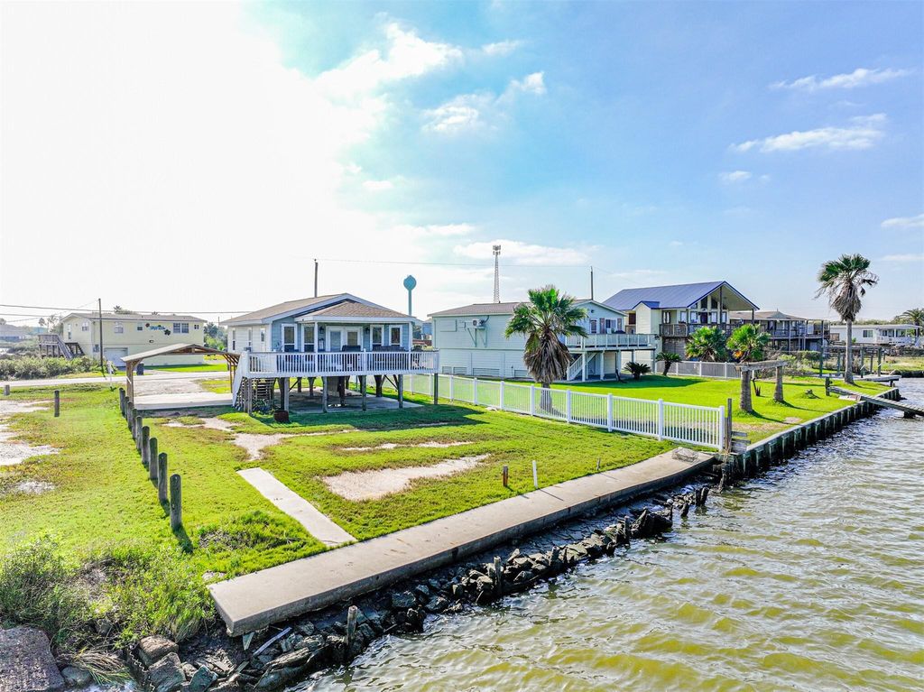 4622 Bayou Lane, Hitchcock, TX 77563