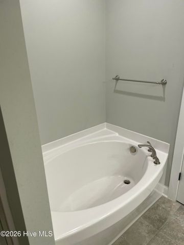 1823 Fox Den Way 2, Greenville, NC 27858