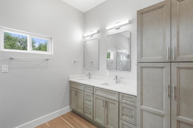 301 Knights ROW, Horseshoe Bay, TX 78657