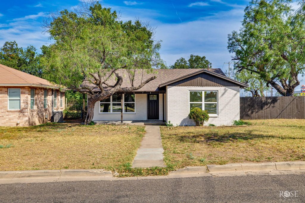 Image 1 of property listing at 318 Glenmore Drive, San Angelo, TX 76903