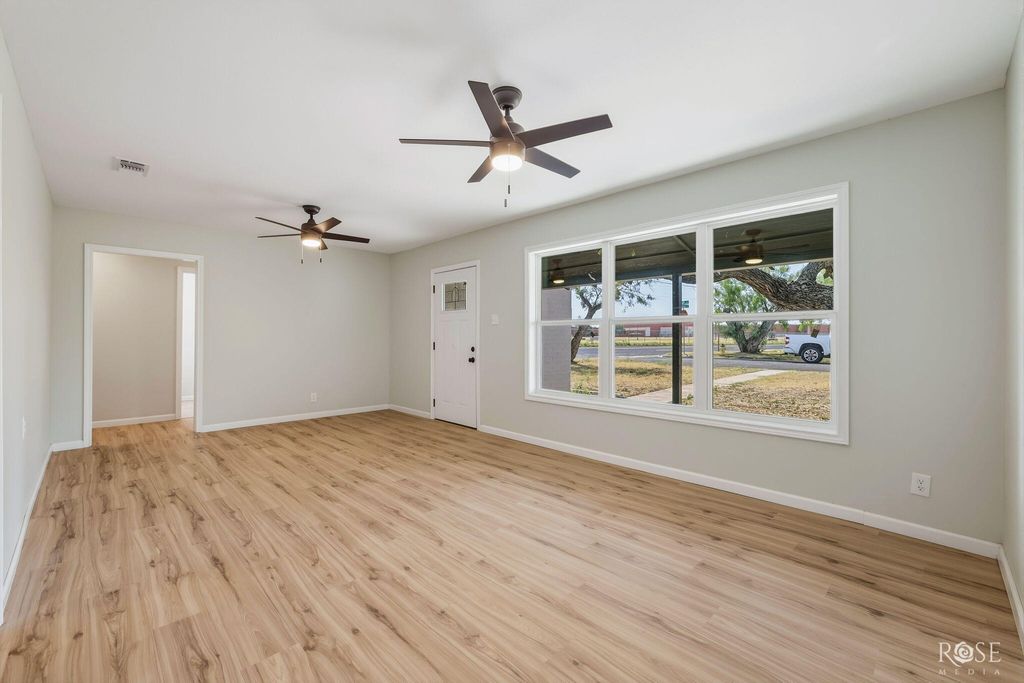 Image 10 of property listing at 318 Glenmore Drive, San Angelo, TX 76903