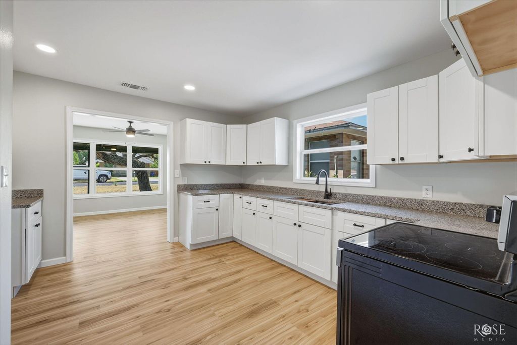 Image 14 of property listing at 318 Glenmore Drive, San Angelo, TX 76903
