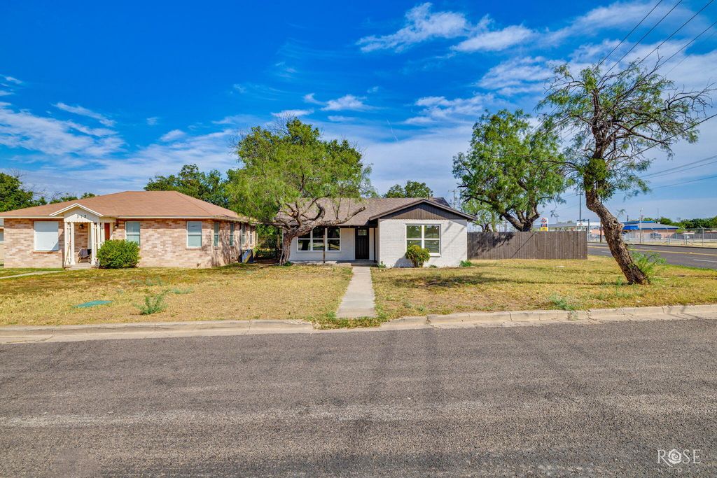 Image 2 of property listing at 318 Glenmore Drive, San Angelo, TX 76903
